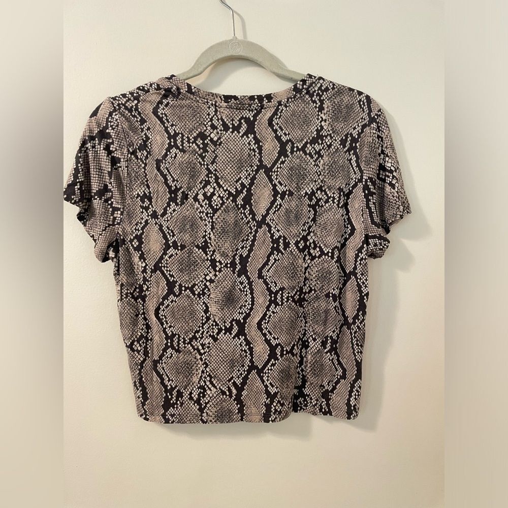 Aritzia Babaton Snake Animal Print Cropped Mobwife Tee Size Large - Picture 2 of 6